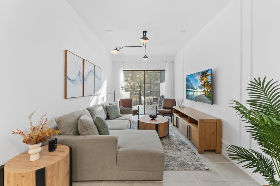 Lux 5BR Home, Game Room, 4 Suites & Private Pool House in Orlando
