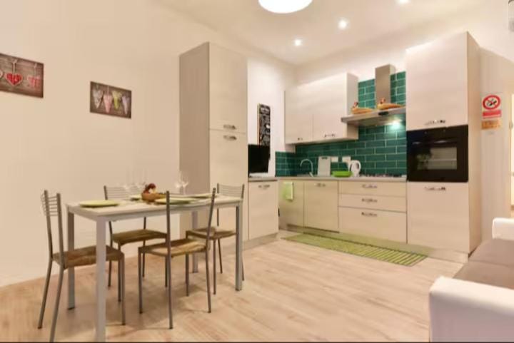 Kitchen or kitchenette, Living room, Seating area, Dining area