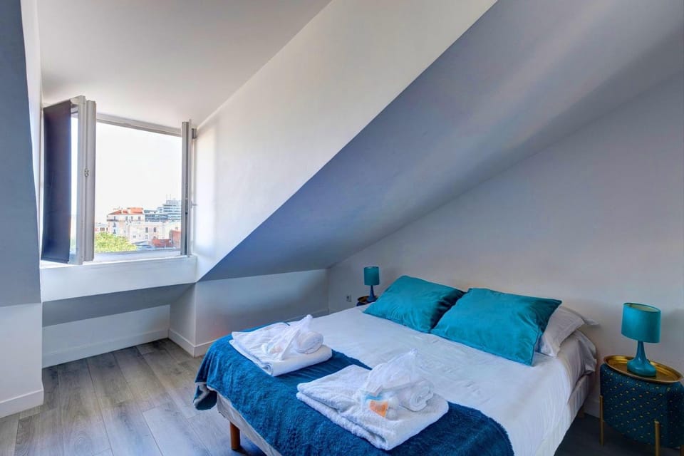 Bed, Living room, Seating area, Bedroom, towels