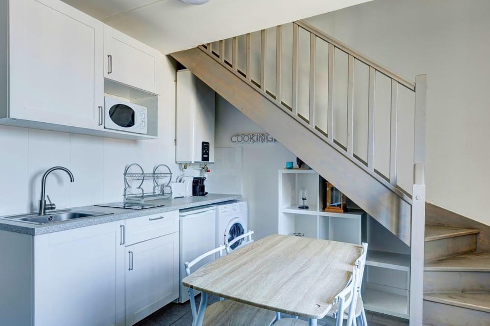 Kitchen or kitchenette, Dining area, stove