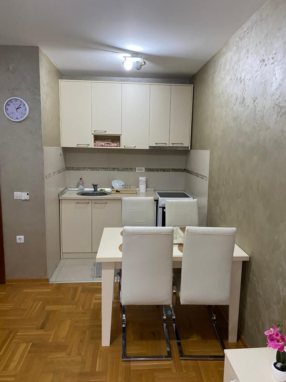 Kitchen or kitchenette, Dining area, minibar
