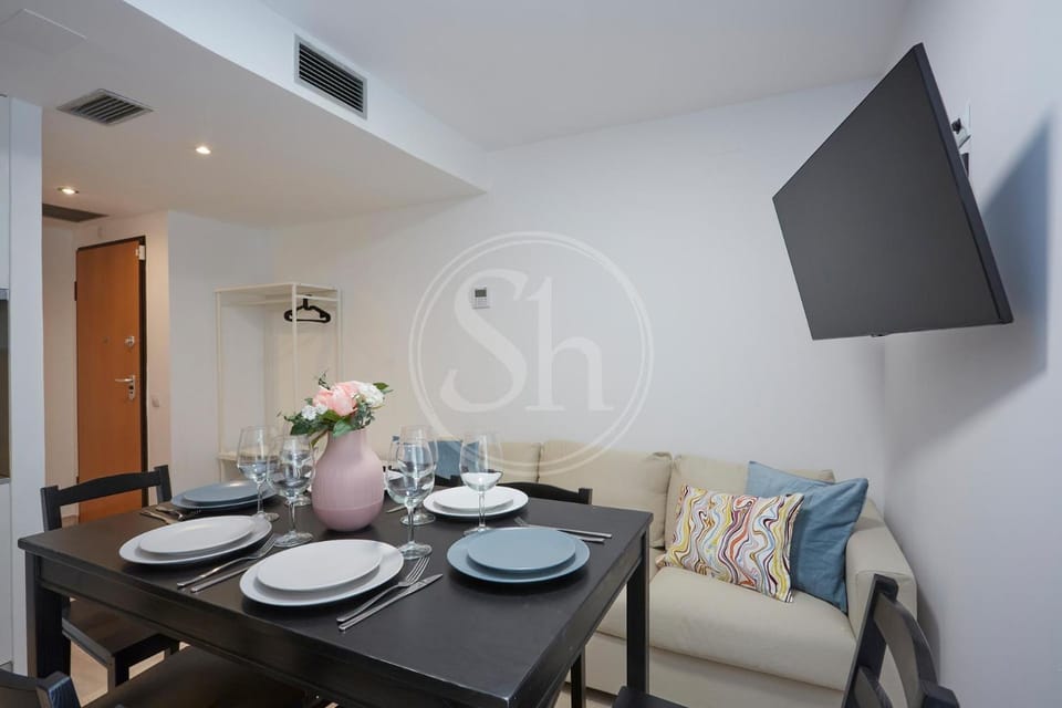 TV and multimedia, Living room, Seating area, Dining area