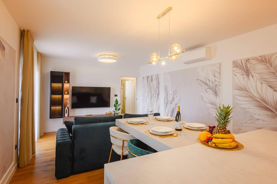 TV and multimedia, Living room, Seating area, Dining area
