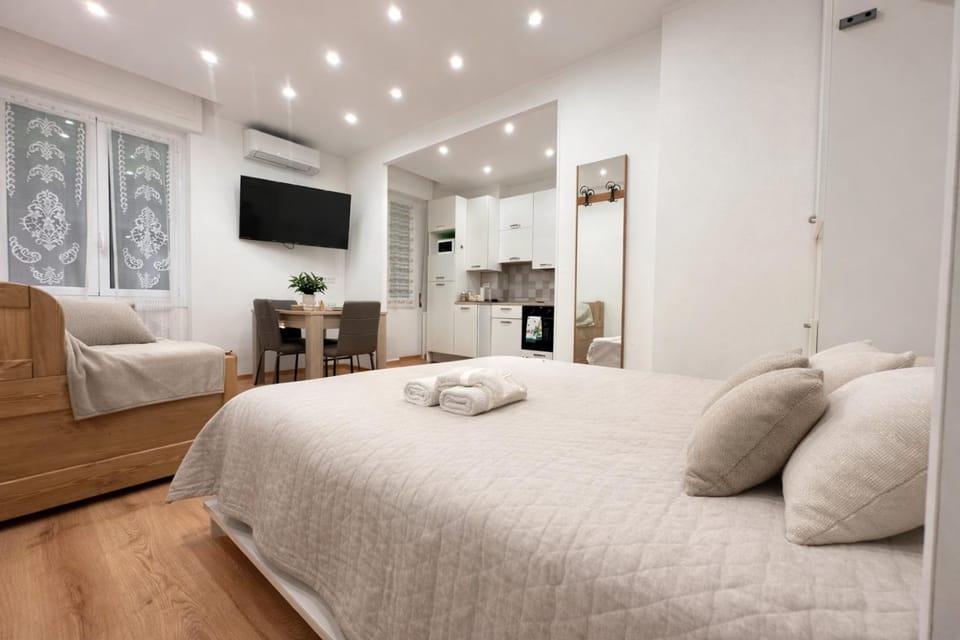 Bed, TV and multimedia, Living room, Photo of the whole room, Seating area, Bedroom, towels