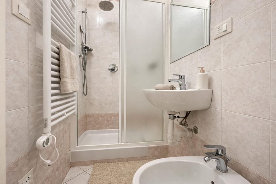 Shower, Toilet, Bathroom, towels