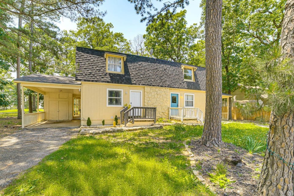 Chic Farmhouse, 3Mi to Lake-Pet Friendly & Golfing House in Table Rock Lake