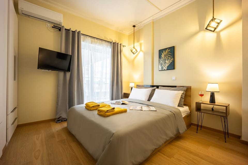 Bed, TV and multimedia, Bedroom, towels, air conditioner
