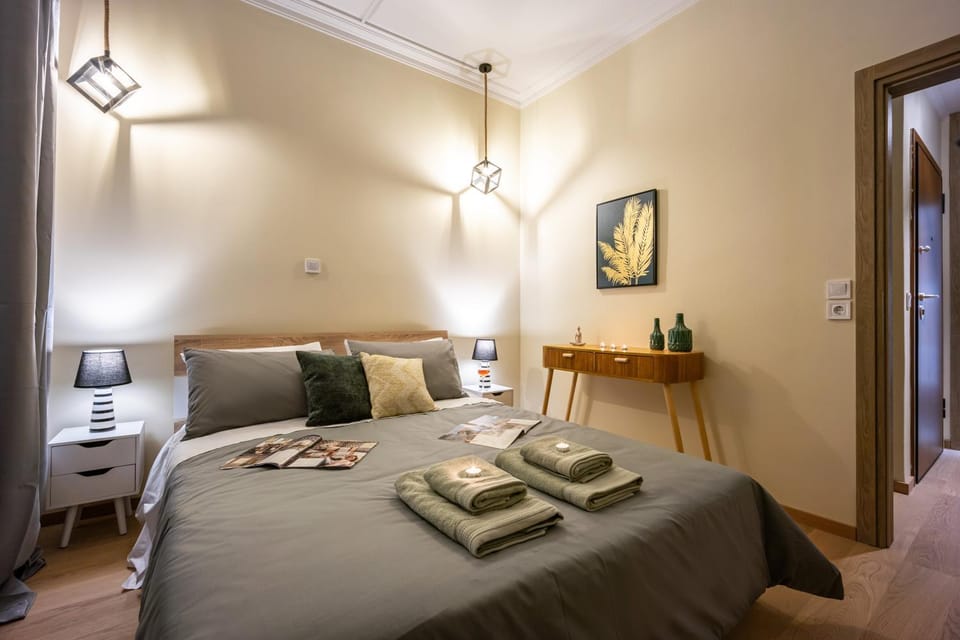 Bed, TV and multimedia, Bedroom, towels