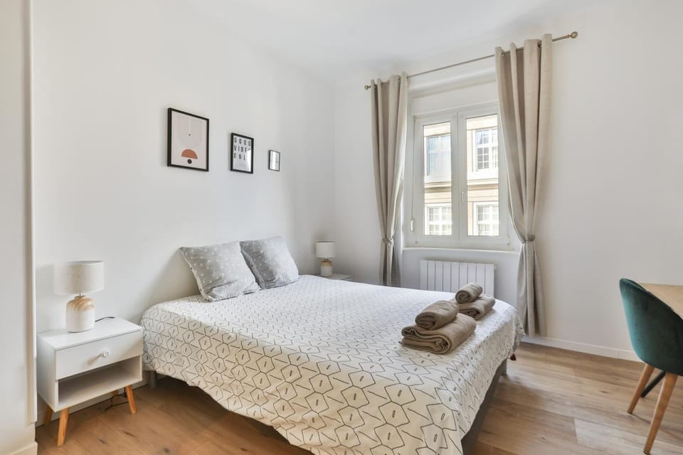 Bed, Photo of the whole room, Bedroom, towels