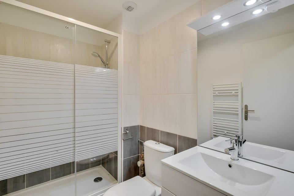 Shower, Toilet, Bathroom, towels