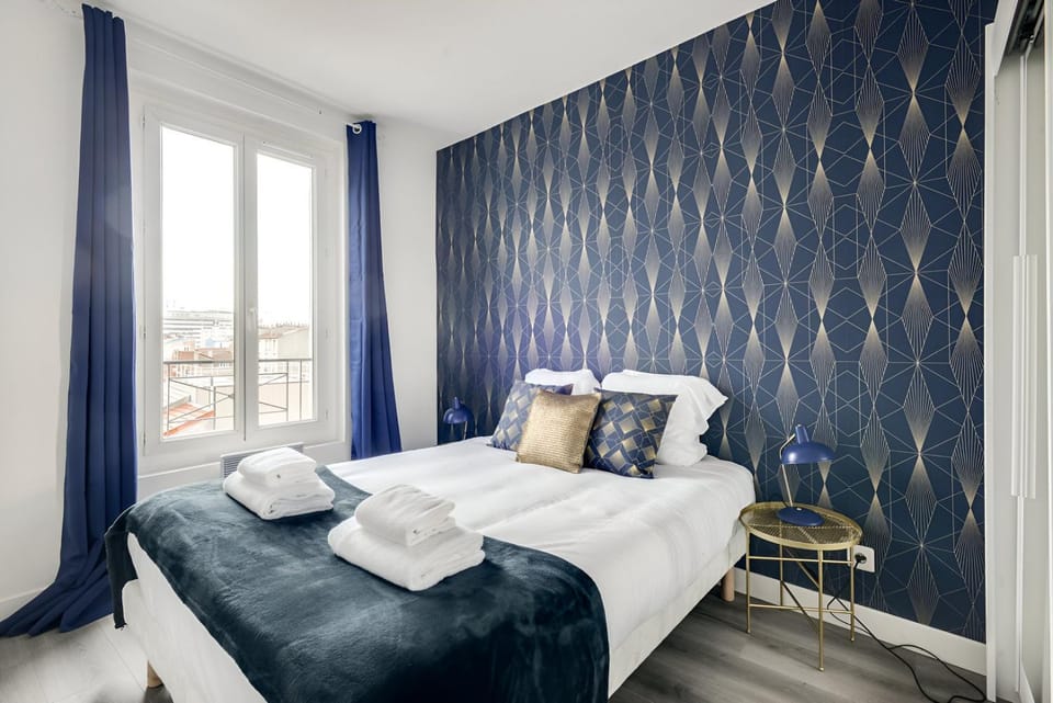 Bed, Bedroom, towels