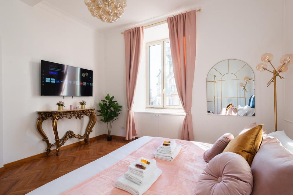 Bed, TV and multimedia, Photo of the whole room, Bedroom