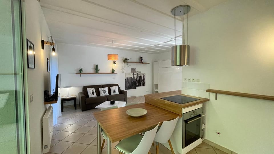 Kitchen or kitchenette, Seating area, Dining area