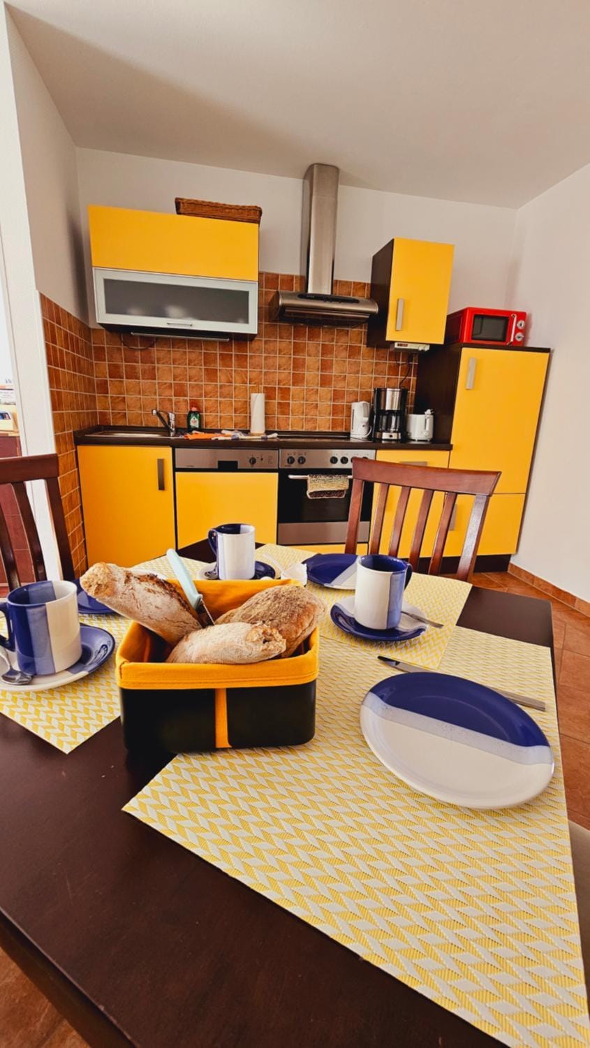 Coffee/tea facilities, Kitchen or kitchenette, Food and drinks, Photo of the whole room, Seating area, Dining area, Food, Food, dishwasher, internet, internet, microwave, oven, stove, stove, toaster