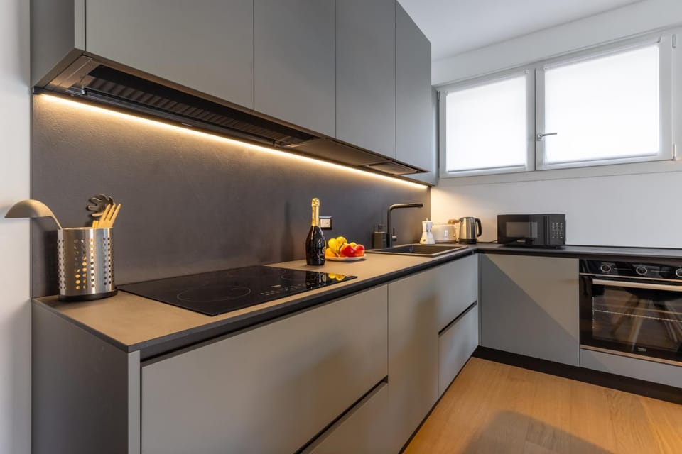 Coffee/tea facilities, Kitchen or kitchenette, oven, stove, toaster