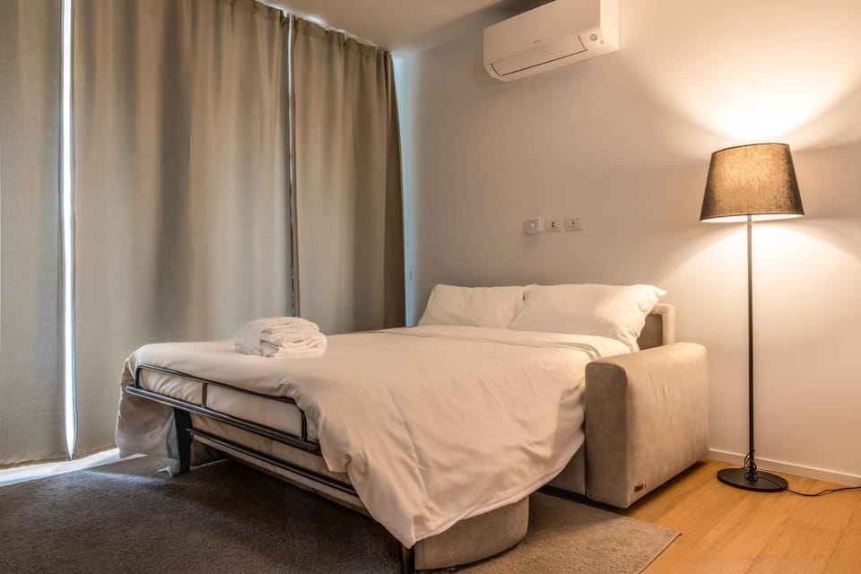 Bed, towels, air conditioner