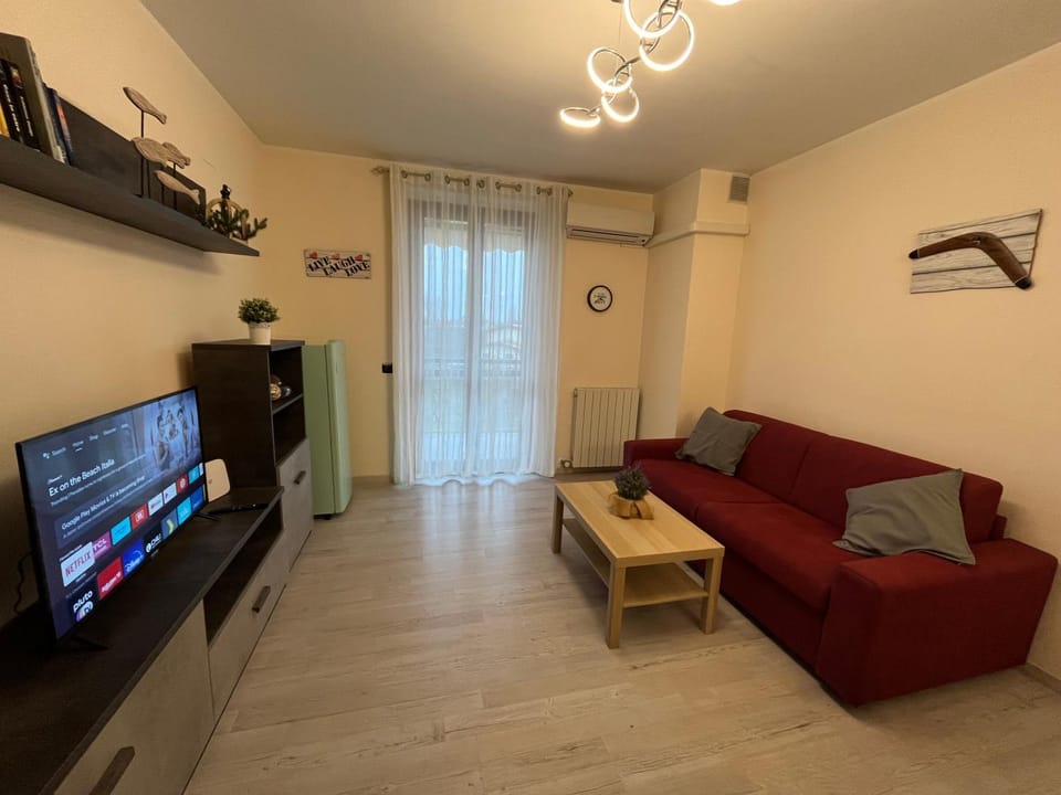 TV and multimedia, Living room, Seating area, air conditioner