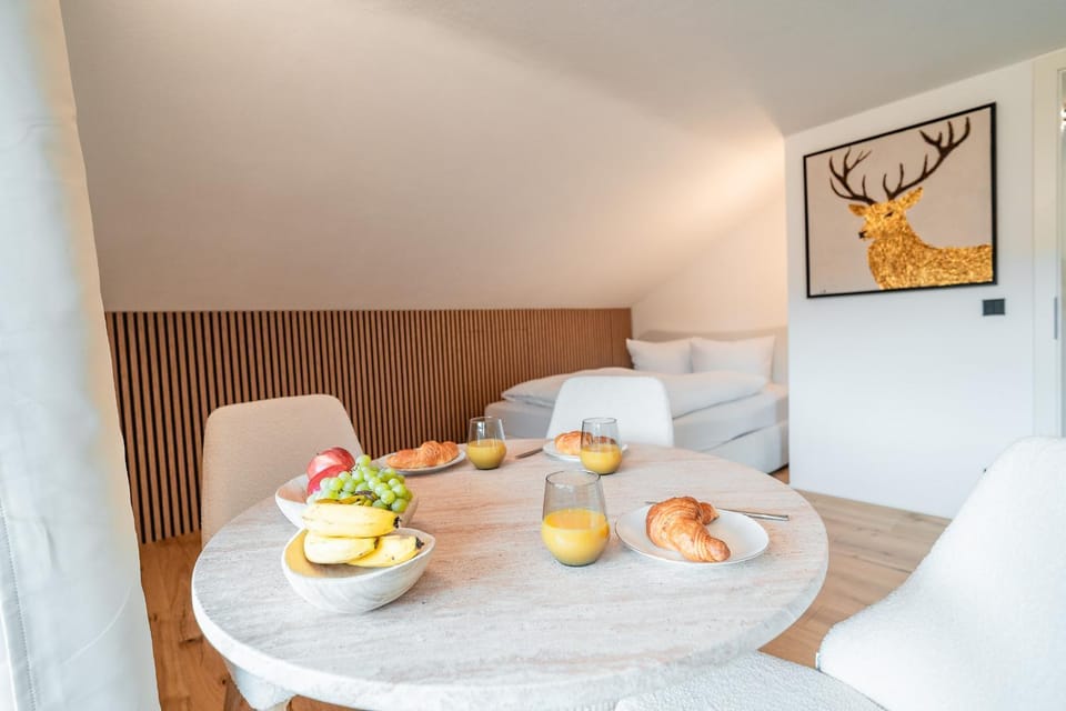 Bed, Living room, Photo of the whole room, Seating area, Bedroom, Breakfast