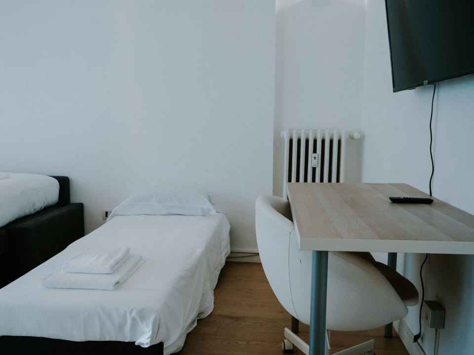 Bed, TV and multimedia, Photo of the whole room, Bedroom