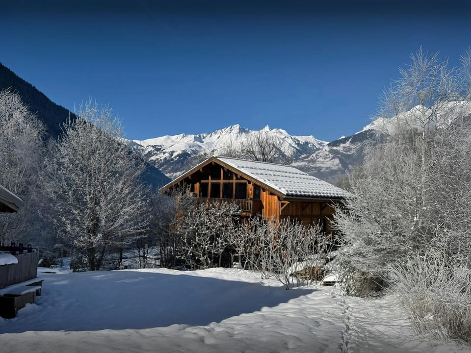 Property building, Day, Natural landscape, Winter, Mountain view