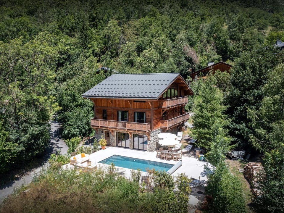 Property building, Day, Natural landscape, Summer, Garden, Garden view, Mountain view, Swimming pool