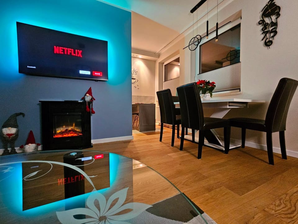 TV and multimedia, Living room, Seating area, Dining area, fireplace