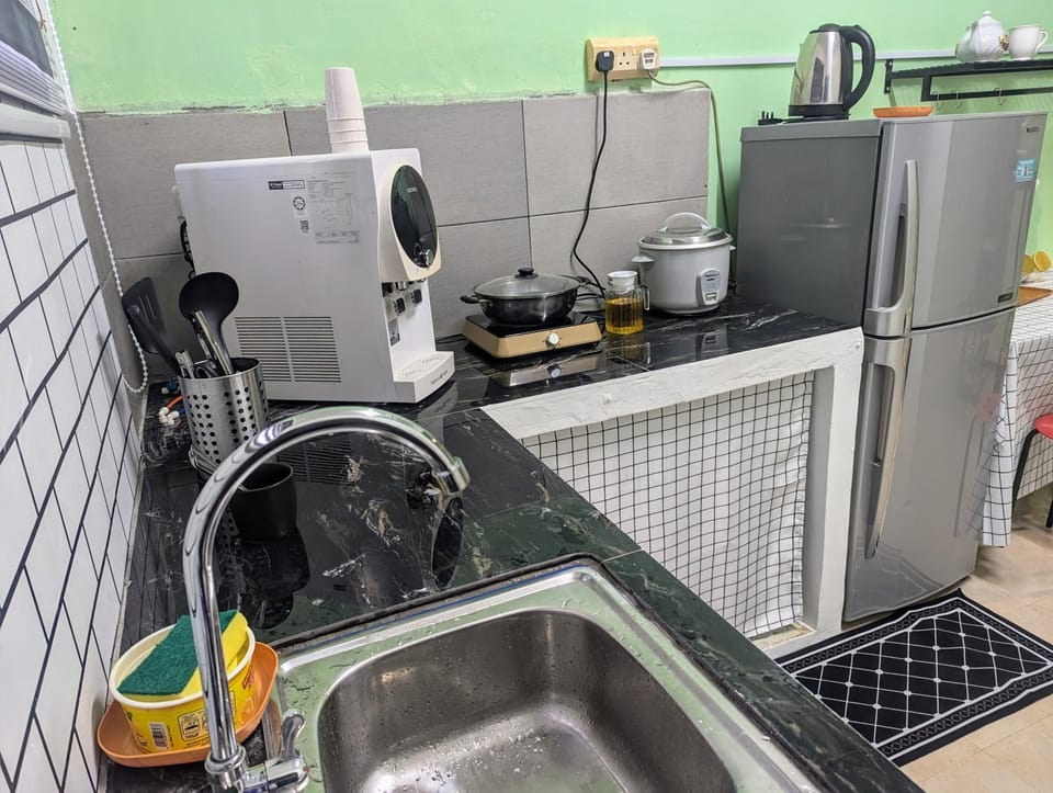 Coffee/tea facilities, Kitchen or kitchenette, stove