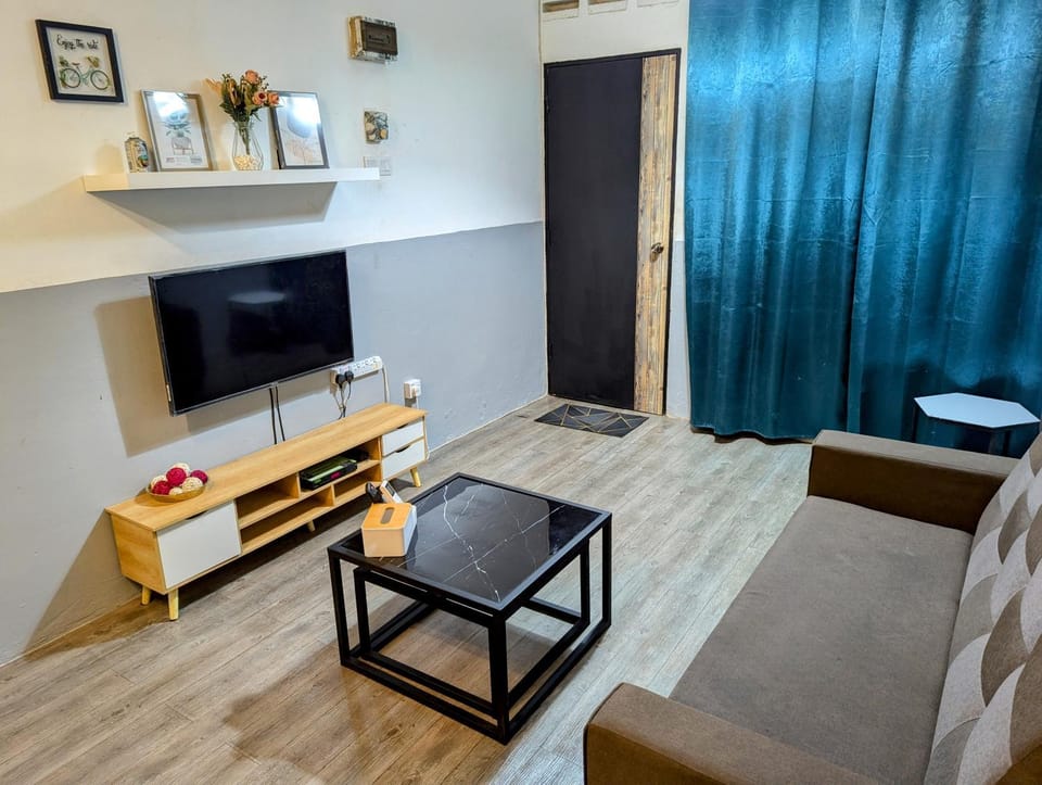 Communal lounge/ TV room, TV and multimedia, Living room, Seating area, Evening entertainment