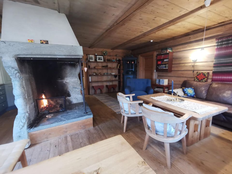 Living room, Seating area, fireplace