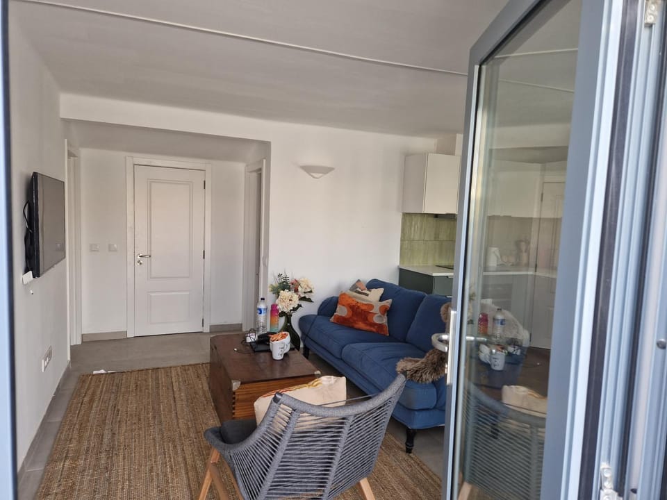 Property building, Nearby landmark, Restaurant/places to eat, Living room, Area and facilities, Supermarket/grocery shop, hair dryier, wardrobe, air conditioner, air conditioner