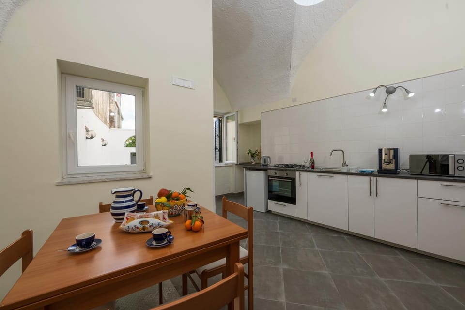 Coffee/tea facilities, Kitchen or kitchenette, Food and drinks, Dining area, oven, stove, toaster