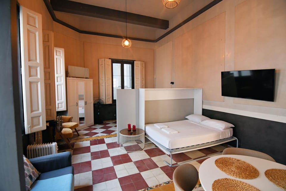 Communal lounge/ TV room, Bed, TV and multimedia, Living room, Photo of the whole room, Seating area, Evening entertainment, Bedroom, wardrobe