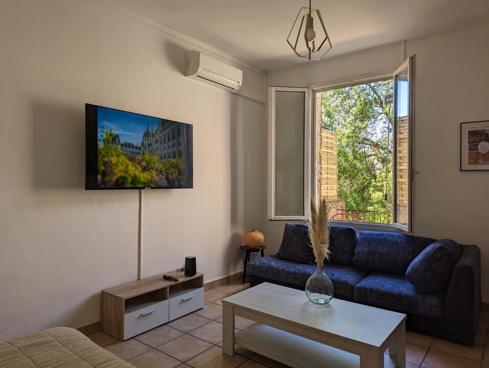 TV and multimedia, Living room, Seating area, air conditioner