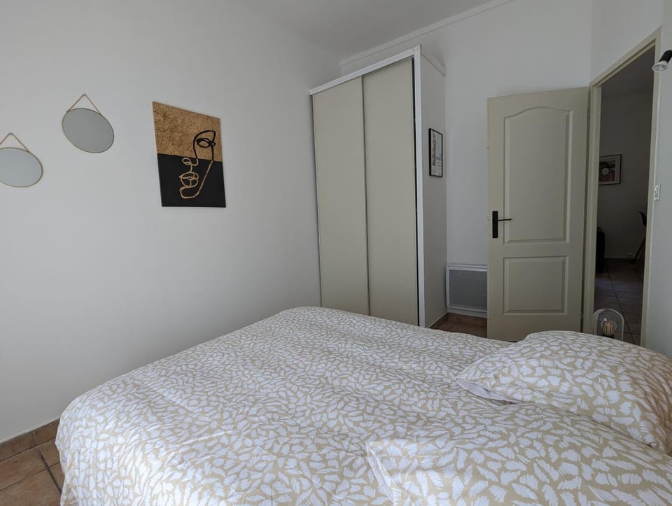 Photo of the whole room, Bedroom