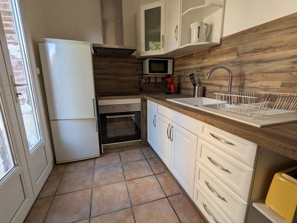 Kitchen or kitchenette, oven, stove