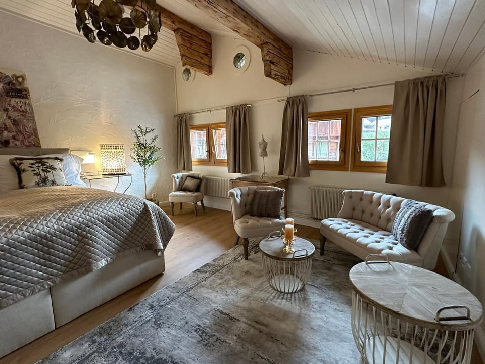 Bed, Photo of the whole room, Seating area, Bedroom