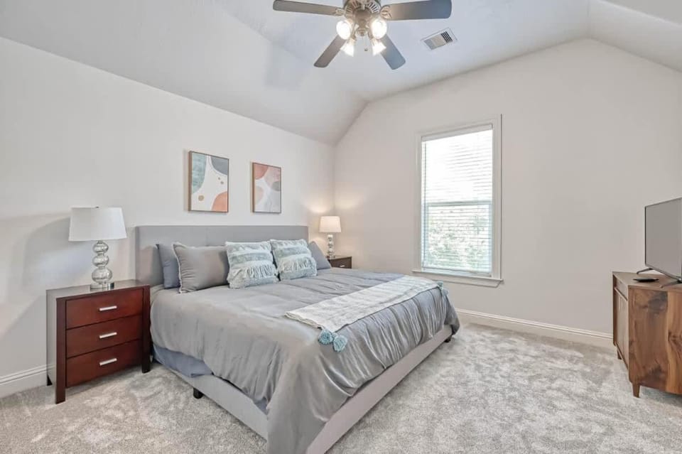 Bed, TV and multimedia, Photo of the whole room, Bedroom