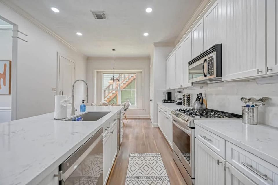 Coffee/tea facilities, Kitchen or kitchenette, dishwasher, oven