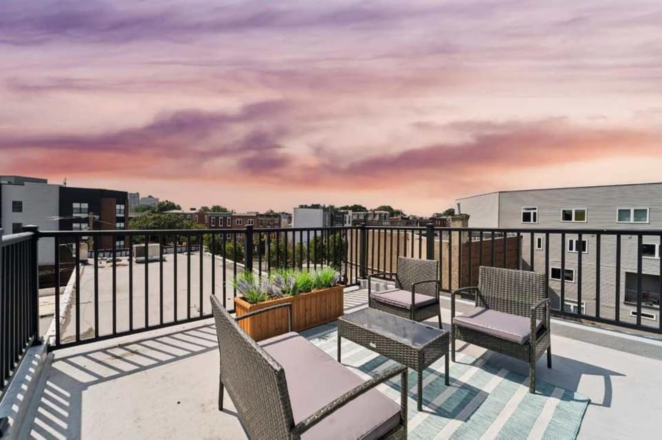 Roof deck w city views - brand new 3bd 3ba Apartment in Philadelphia
