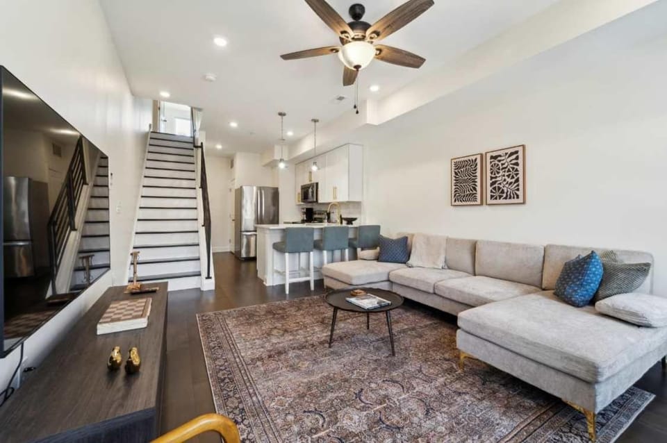 Roof deck w city views - brand new 3bd 3ba Apartment in Philadelphia