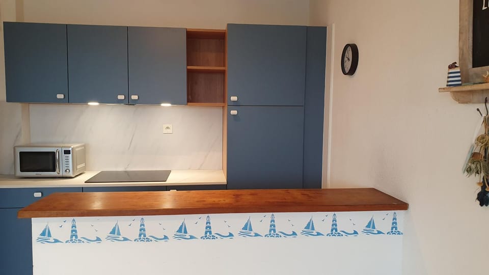 Kitchen or kitchenette, stove