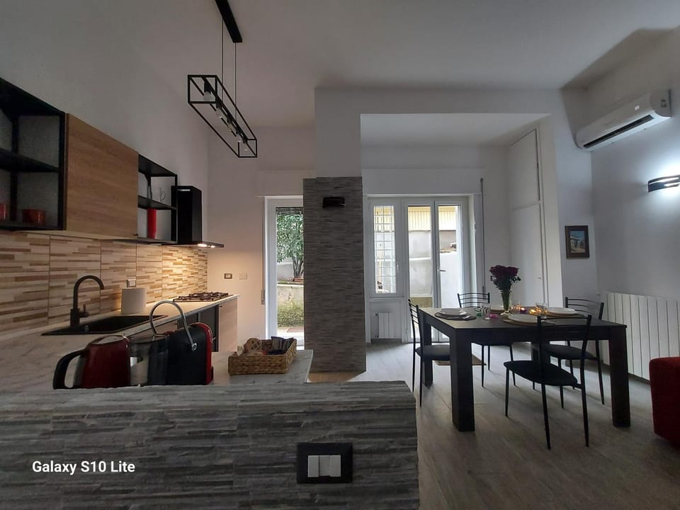 Kitchen or kitchenette, Seating area