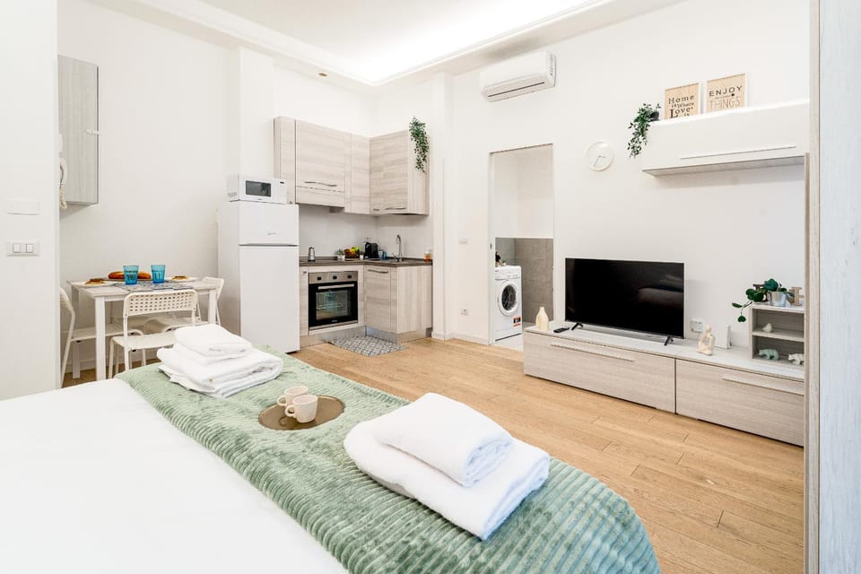 Bed, Kitchen or kitchenette, Photo of the whole room, Bedroom, oven, stove, towels, washing machine