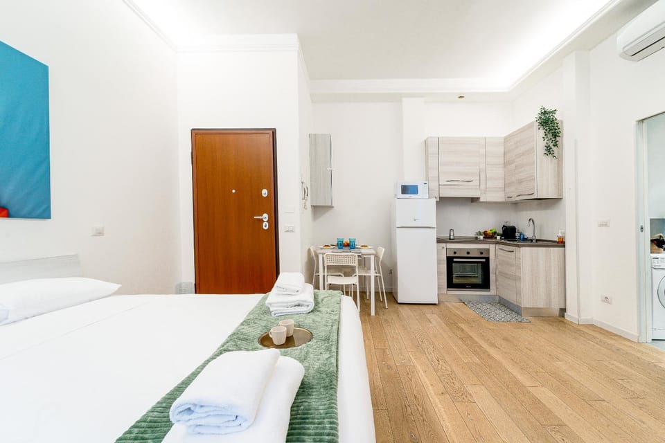 Kitchen or kitchenette, Bedroom, stove