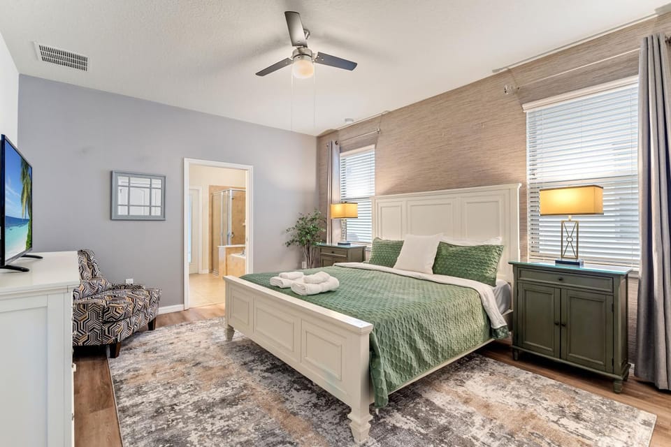 Bed, TV and multimedia, Photo of the whole room, Bedroom