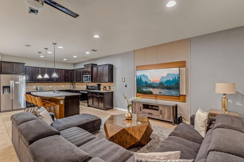 Communal lounge/ TV room, TV and multimedia, Kitchen or kitchenette, Living room, Seating area, Dining area, Evening entertainment, oven, stove