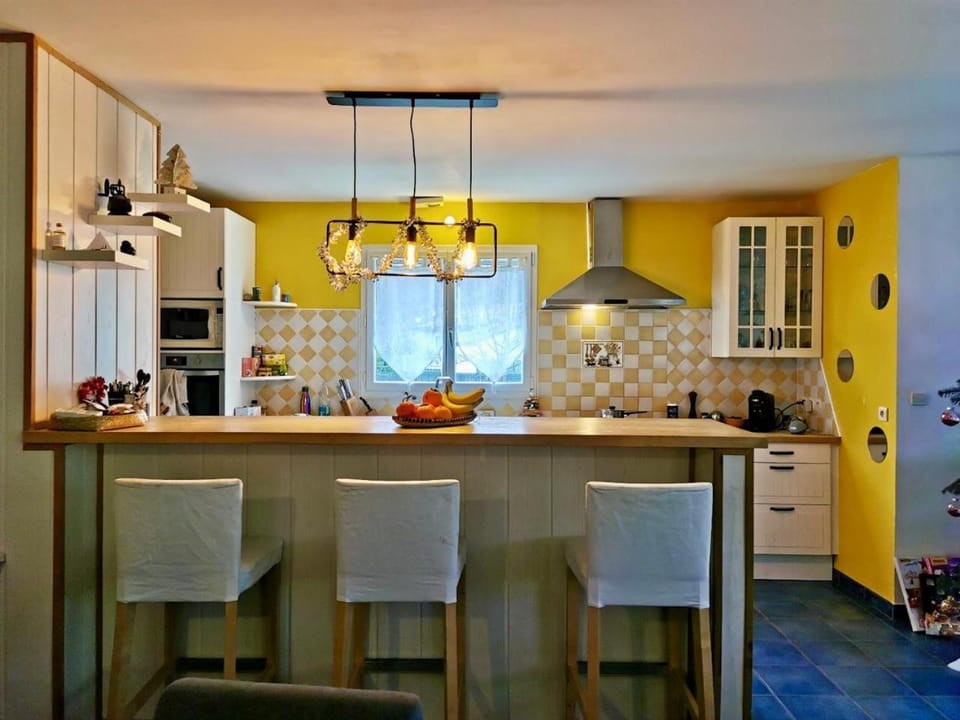 Kitchen or kitchenette, Dining area