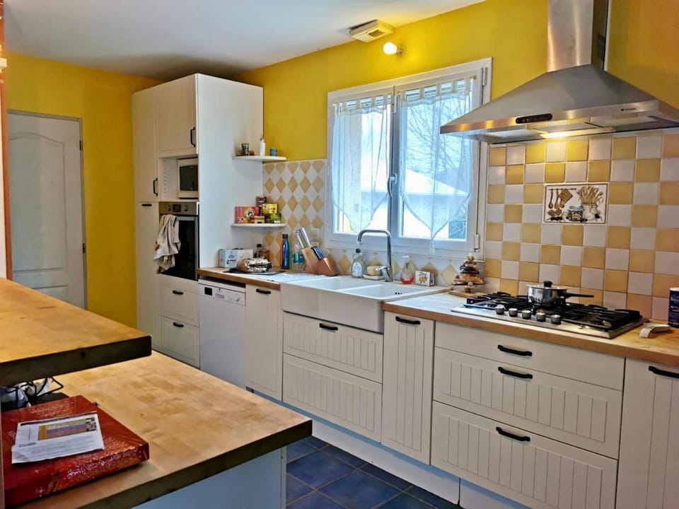 Kitchen or kitchenette, dishwasher, stove