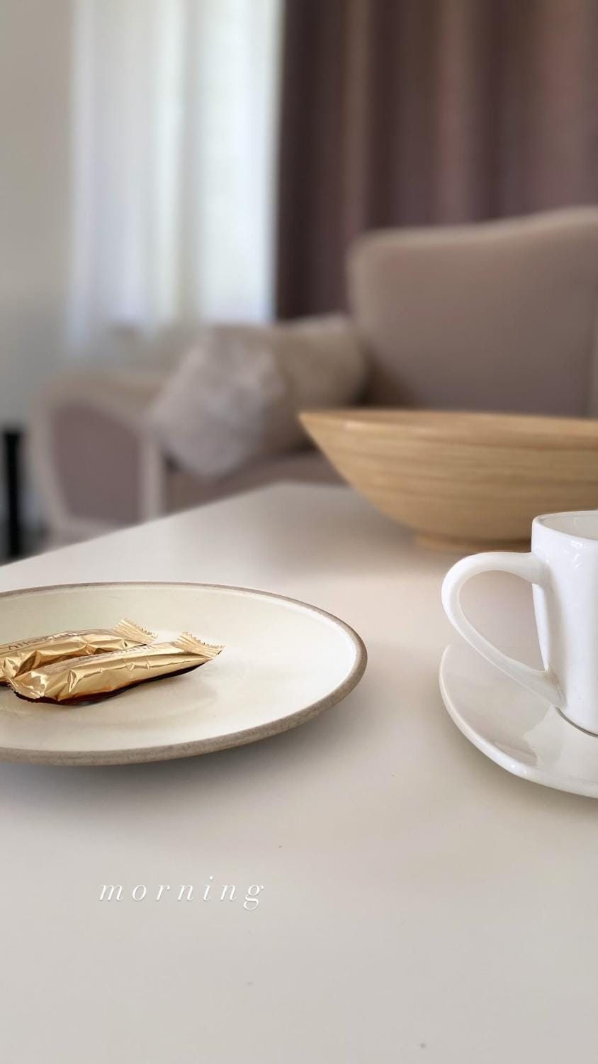 Bed, Coffee/tea facilities, Living room, Food and drinks, Seating area, Food