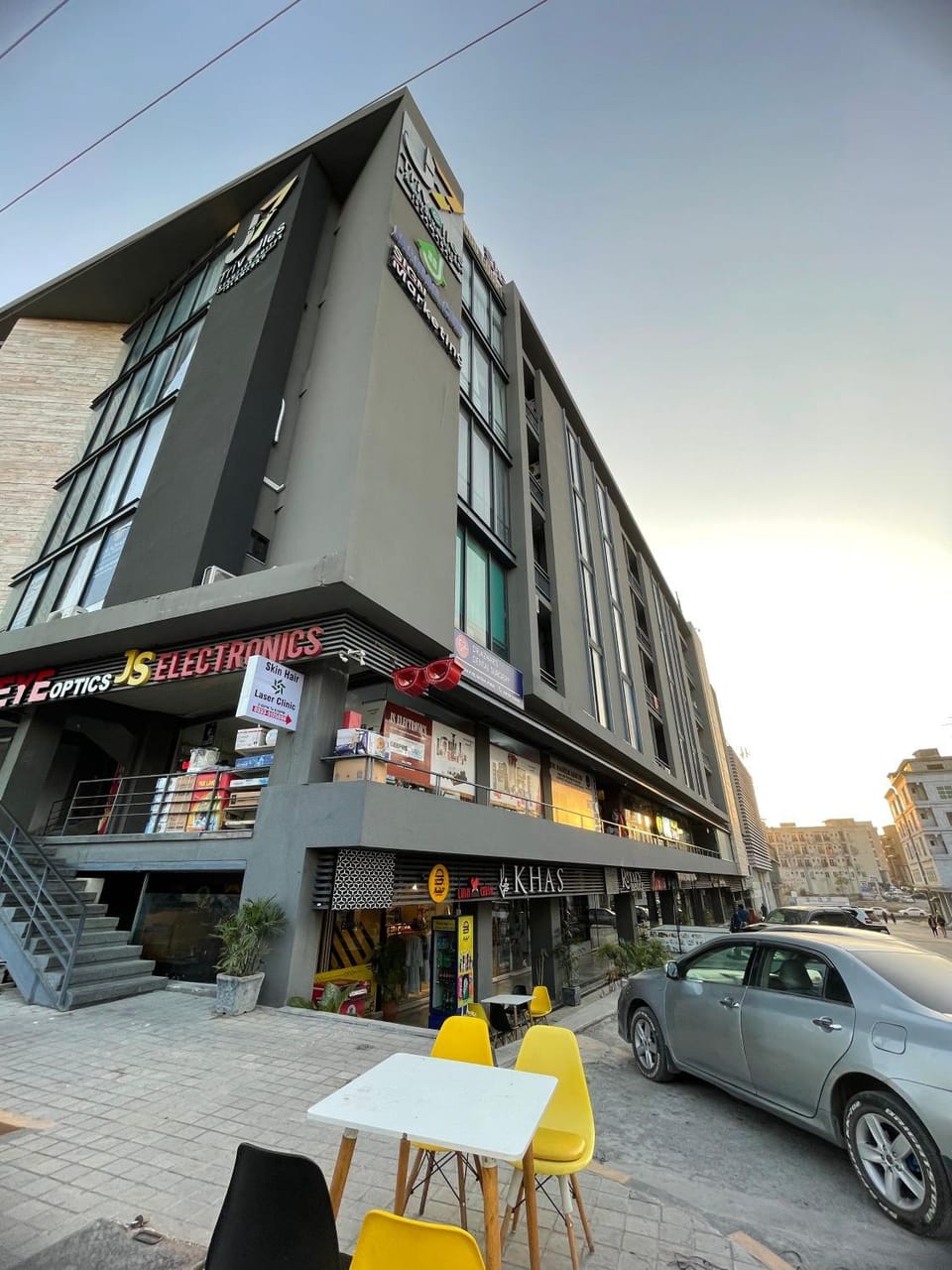 Property building, Day, Neighbourhood, Location, Parking